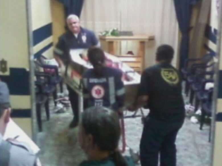 Fotos mostram o corpo da idosa sendo levado, ainda no caixão, pelo Samu.