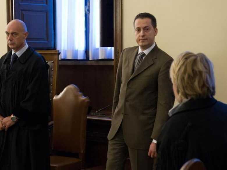 O ex-mordomo Paolo Gabriele (centro) ouve o tribunal no Vaticano.