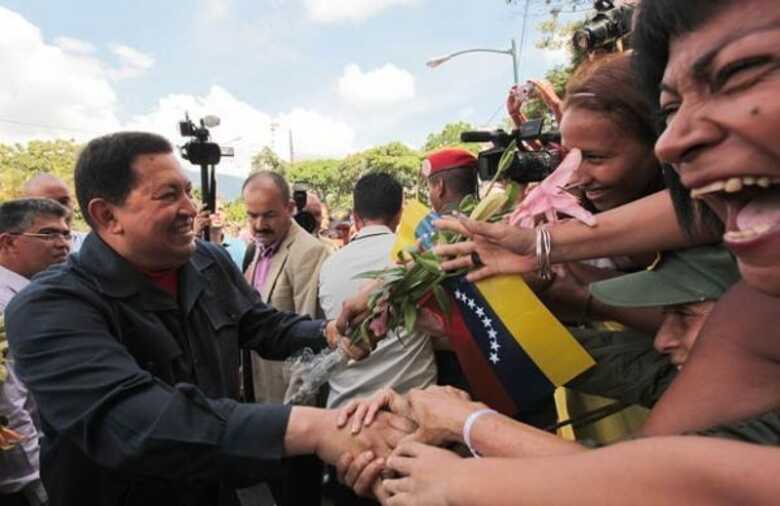 O presidente da Venezuela, Hugo Chávez, é cercado após votar neste domingo (07).