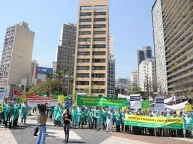 Médicos saem em passeata em São Paulo, durante paralisação no último mês.