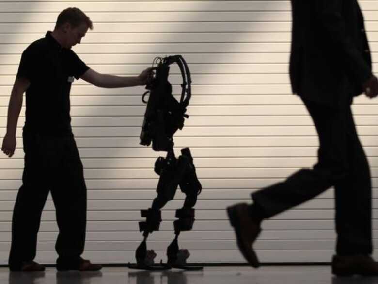Engenheiro testa modelo de exoesqueleto durante feira de tecnologia no Reino Unido: médicos "biônicos" deverão ser realidade dentro dos próximos 20 anos.