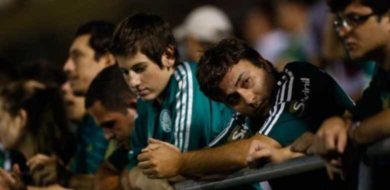 Torcedores palmeirenses sofrem com a situação delicada do time no Brasileirão.