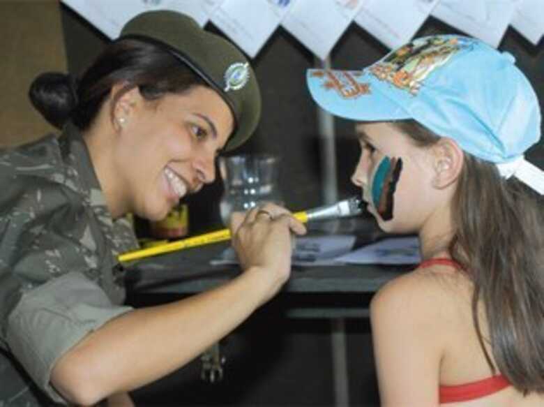 Exército tem cinco anos para se adaptar ao ingresso feminino às academias.