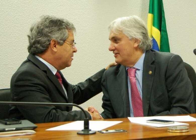 Senador Jorge Viana (PT-AC) cumprimenta o senador Delcídio Amaral (PT-MS).