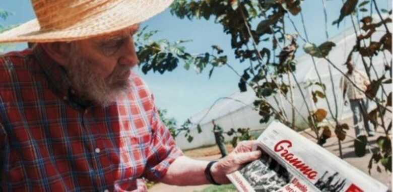Fidel Castro segura cópia de edição do dia 19 deste mês do jornal Granma.