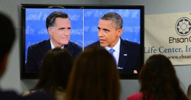 Eleitores assistem pela televisão em Los Angeles, Califórnia, ao debate entre Romney e Obama em 22 de outubro.