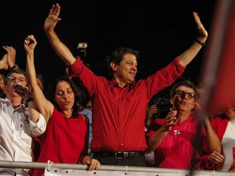 Fernando Haddad celebra a vitória ao lado de familiares e apoiadores na Avenida Paulista.