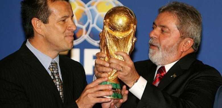 Fifa oficializa o Brasil como sede da Copa do Mundo de 2014, em cerimônia em Zurique, na Suíça, em 2007.