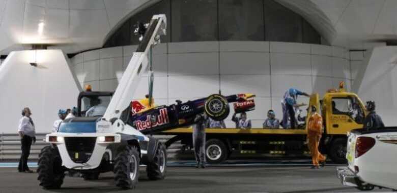 Red Bull de Sebastian Vettel precisou parar na pista e foi recolhida por guincho.