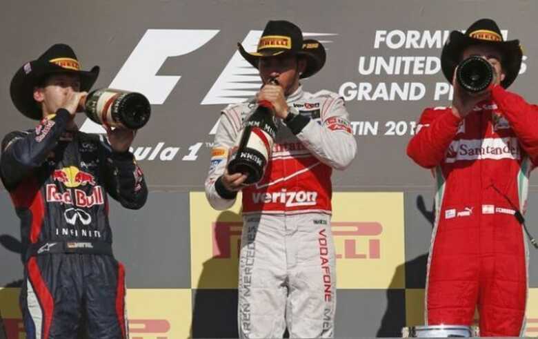 Com chapéus de caubói, Vettel, Hamilton e Alonso formam pódio no Texas.