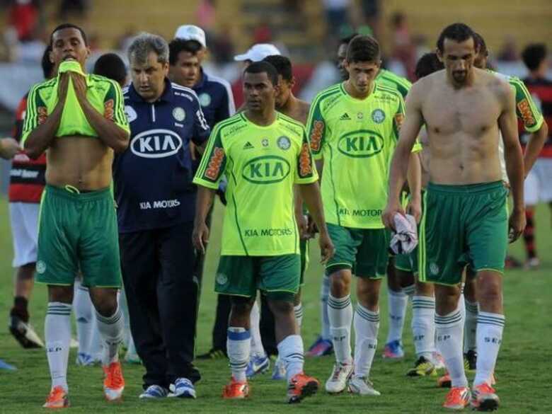 Palmeiras cedeu empate ao Flamengo e viu rivais vencerem na rodada do Campeonato Brasileiro.