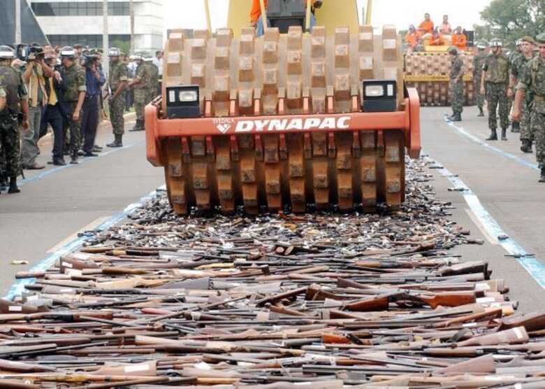 Armas entregues durante Campanha do Desarmamento são destruídas pelo Exército.