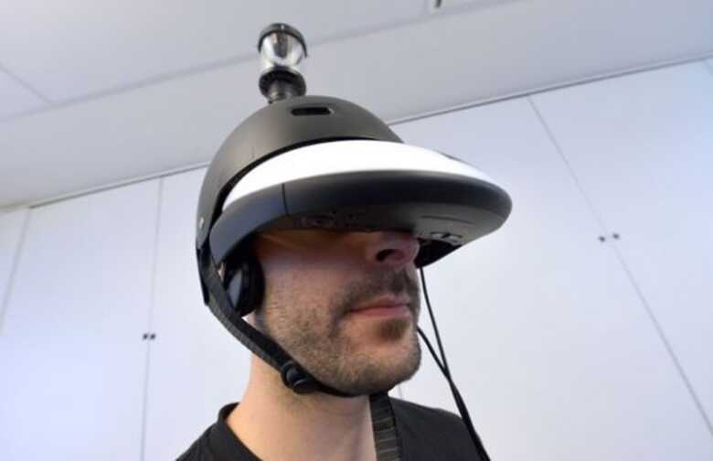 Homem usa um protótipo de um capacete chamado 'FlyViz' em uma demonstração nesta terça-feira (04) em Paris, no centro de pesquisas francês Inria.