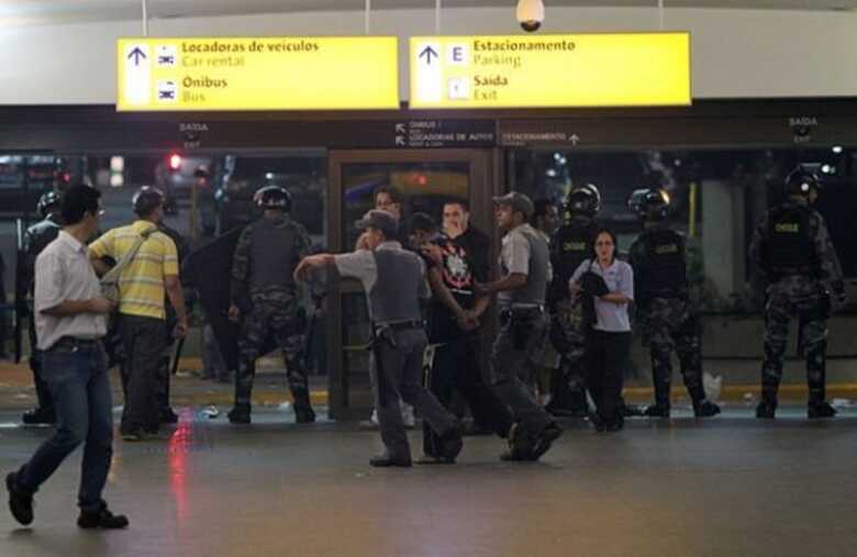 Alguns torcedores foram detidos pela polícia por, supostamente, iniciarem tumulto no aeroporto.