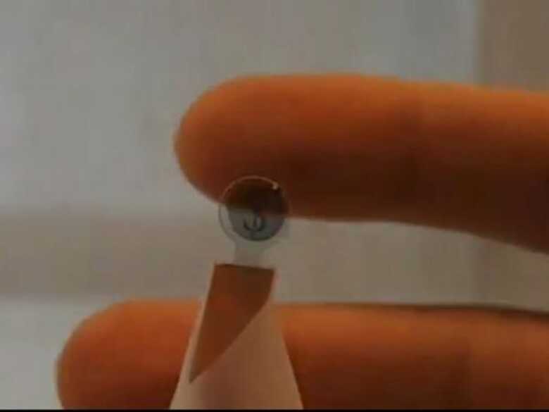 Vídeo exemplifica funcionamentos das lentes: invisível de longe, símbolo projetado em LCD é mostrado quando se passa a mão na frente do objeto.