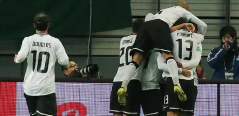 Jogadores fazem montinho sobre Guerrero após gol do Corinthians.