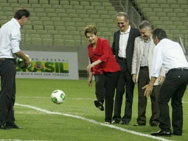 Dilma deu o 'chute inaugural' do novo estádio do Castelão, em Fortaleza, primeira arena da Copa a ser entregue no país.