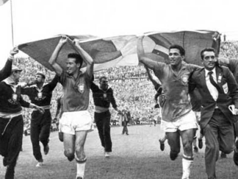 A partir de janeiro de 2013 os jogadores participantes de três copas poderão requerer o auxílio especial mensal.