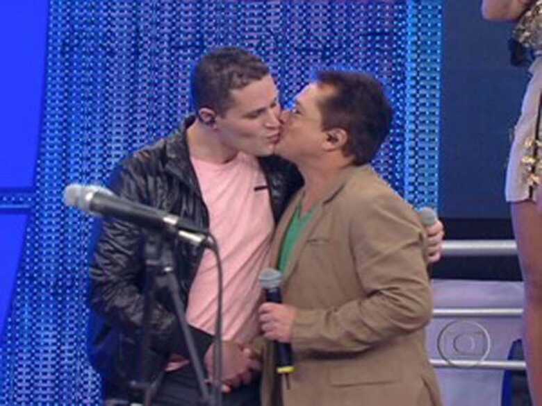 Pedro beija o pai, Leonardo, no 'Domingão do Faustão'.