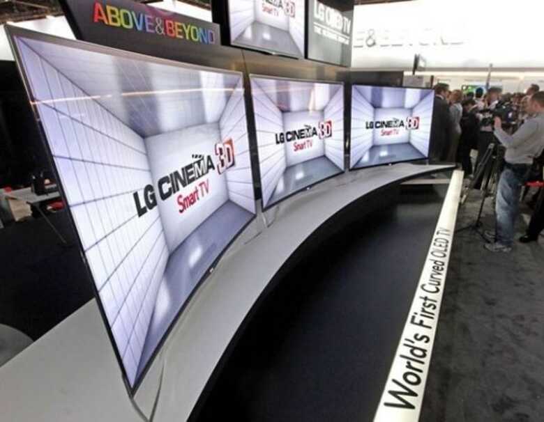 LG mostra aparelhos de TV com telas curvas feitas de OLED na CES 2013.