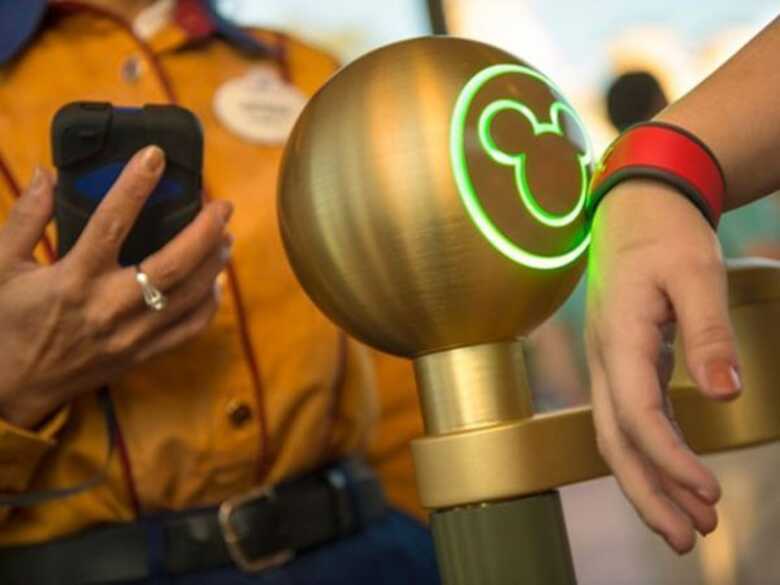 Foto mostra a pulseira que está sendo testada nos parques da Disney.