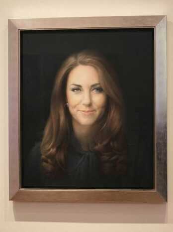 Retrato oficial de Kate Middleton foi apresentado nesta sexta-feira (11).