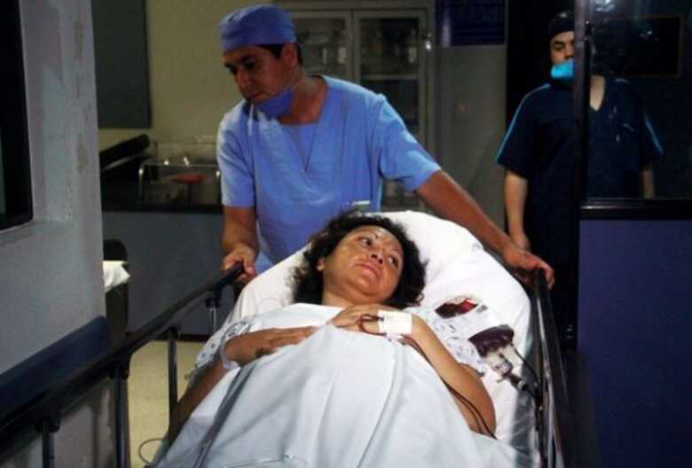 A mãe das crianças, Salud Romero, é vista no hospital onde deu à luz no México.