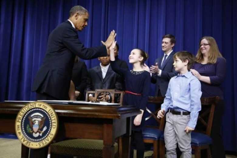 O presidente dos EUA, Barack Obama, dá um 'high five' em menina que escreveu a ele pedindo mais controle de armas nos EUA, nesta quarta-feira (16), durante ato na Casa Branca.