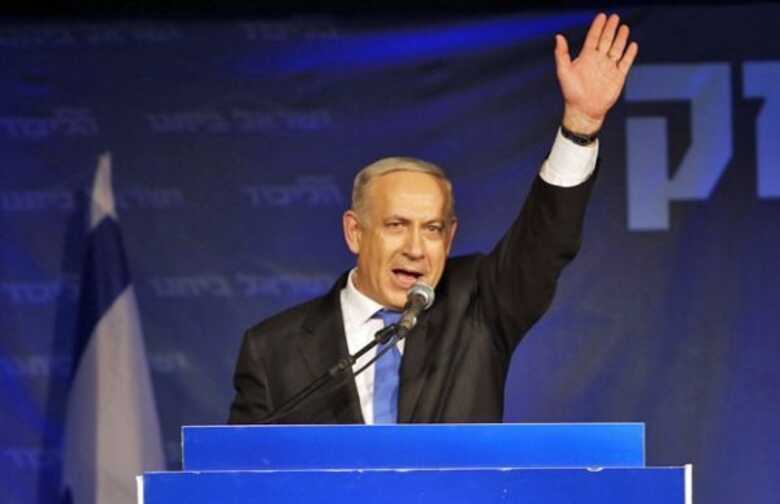 Benjamin Netanyahu acena para partidários na sede de seu partido em Tel Aviv, nesta terça (22).