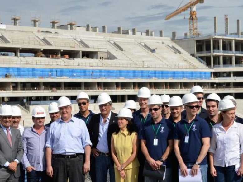 Técnicos, políticos e dirigentes realizaram visita às obras do estádio corintiano nesta sexta-feira.
