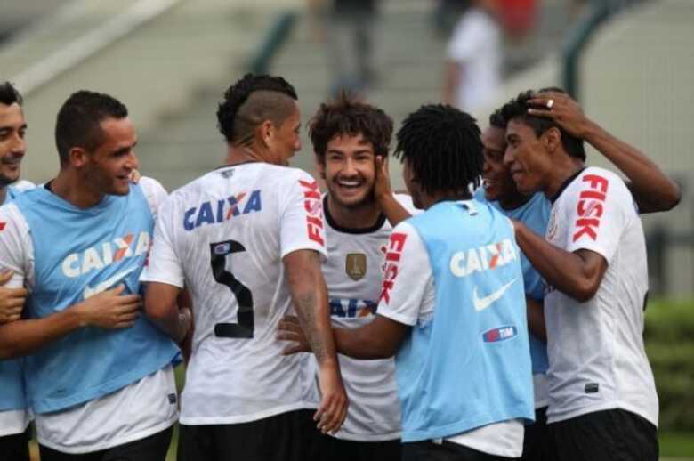 Alexandre Pato comemora seu primeiro gol com a camisa do Corinthians.