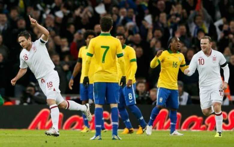 Lampard e Rooney comemoram: dupla marcou para a Inglaterra contra o Brasil em Londres.