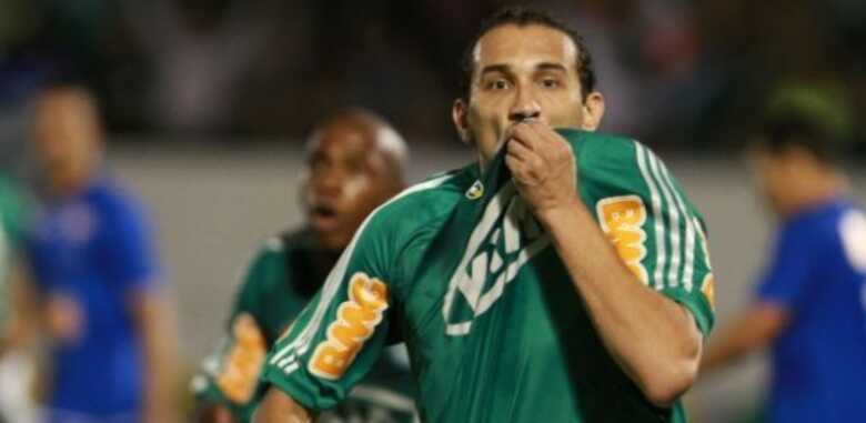 Barcos beija escudo do Palmeiras; atacante agora irá defender as cores do Grêmio.