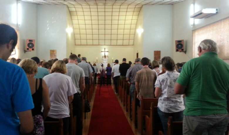 Parentes e amigos lotam cerimônia na Igreja Luterana de Santa Maria (RS), em memória das vítimas da tragédia na boate Kiss, na manhã deste domingo (10).