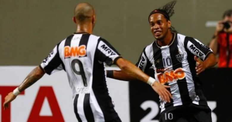 Diego Tardelli e Ronaldinho Gaúcho comemoram após o Atlético-MG abrir o placar contra o São Paulo.