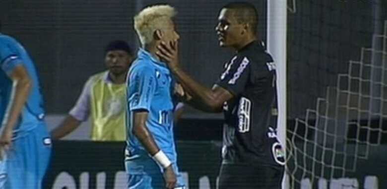 Neymar discute com o lateral Artur momentos antes deles serem expulsos de campo.