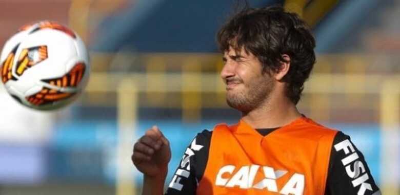 Alexandre Pato sofre com sol no primeiro treino na Bolívia; atacante começa na reserva.