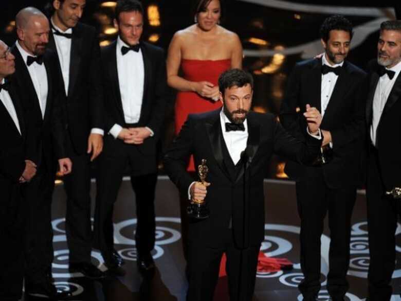 Ao lado da equipe de 'Argo', Ben Affleck agradece o Oscar de melhor filme.