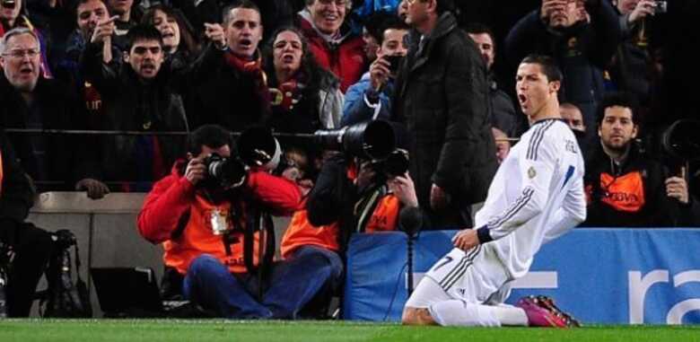 Cristiano Ronaldo se ajoelha para comemorar o primeiro de seus dois gols na partida.