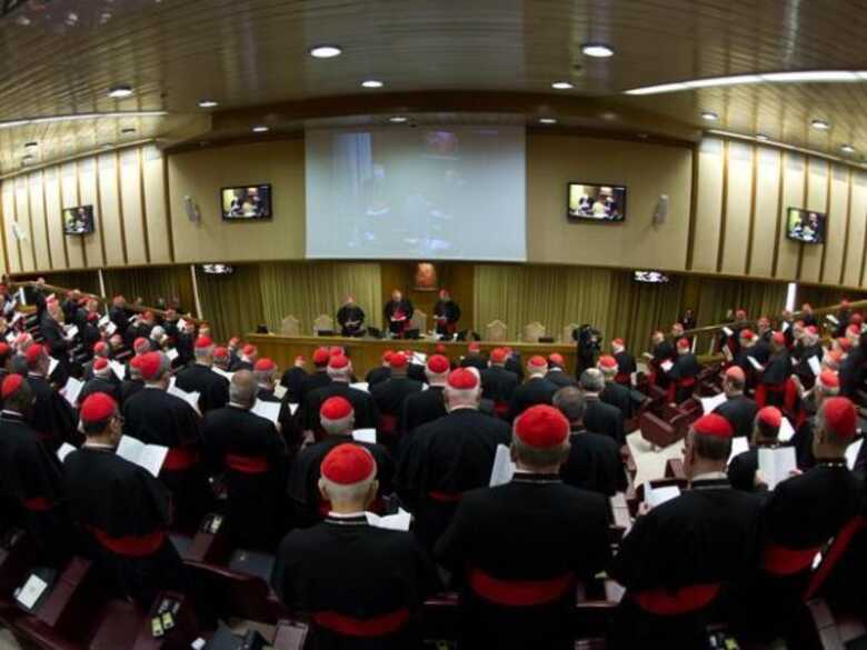 Cardeais se reúnem para conversas preliminares sobre o Conclave no Vaticano nesta segunda-feira.