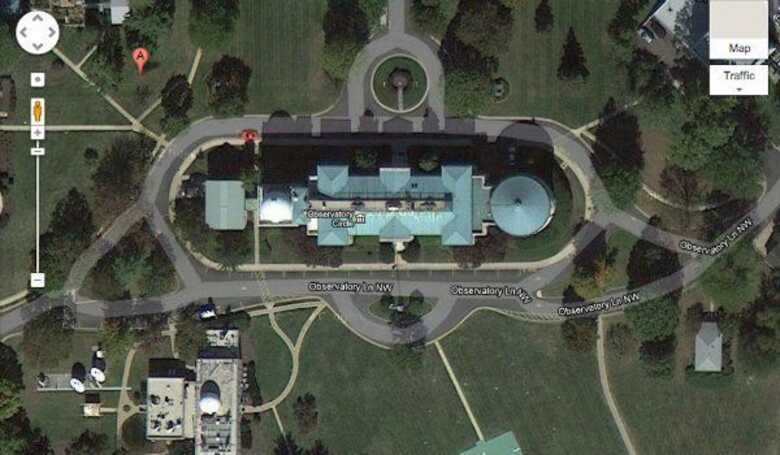 Cadê a mansão que estava aqui? O ponto vermelho indica a casa do vice dos EUA, mas no mapa é só gramado.