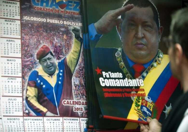 Homem observa um calendário com a imagem de Chávez em uma loja de Caracas.