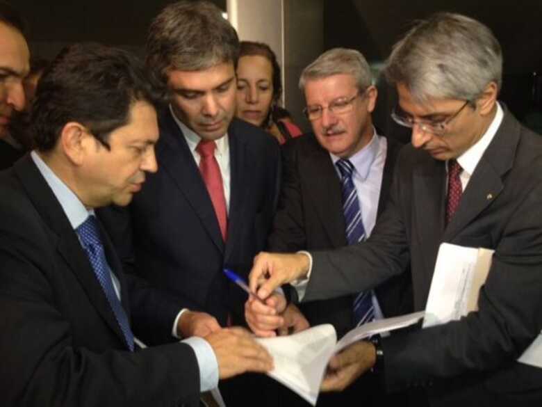 Parlamentares do Rio, ao anunciarem ação contra votação que derrubou veto.