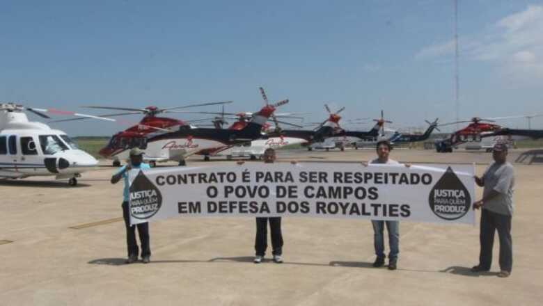 Manifestação no aeroporto de Campos contra a decisão do Congresso Nacional de derrubar os vetos da presidente Dilma à nova Lei dos Royalties.