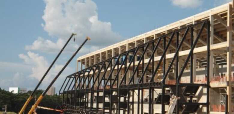 Uma das empresas da Arena Pantanal abandonou a obra acusando o consórcio responsável de calote.
