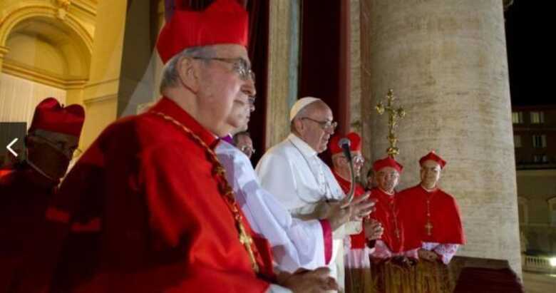 O cardeal argentino Jorge Mario Bergoglio (ao centro, de branco), nomeado papa Francisco, fala da sacada da basílica de São Pedro, no Vaticano.