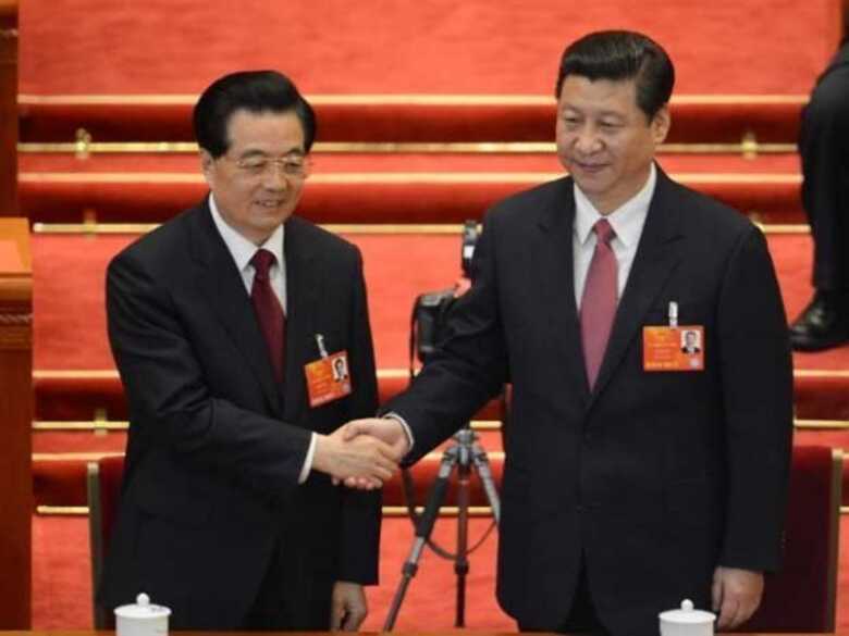 Xi Jinping, à direita, e o ex-presidente chinês Hu Jintao.