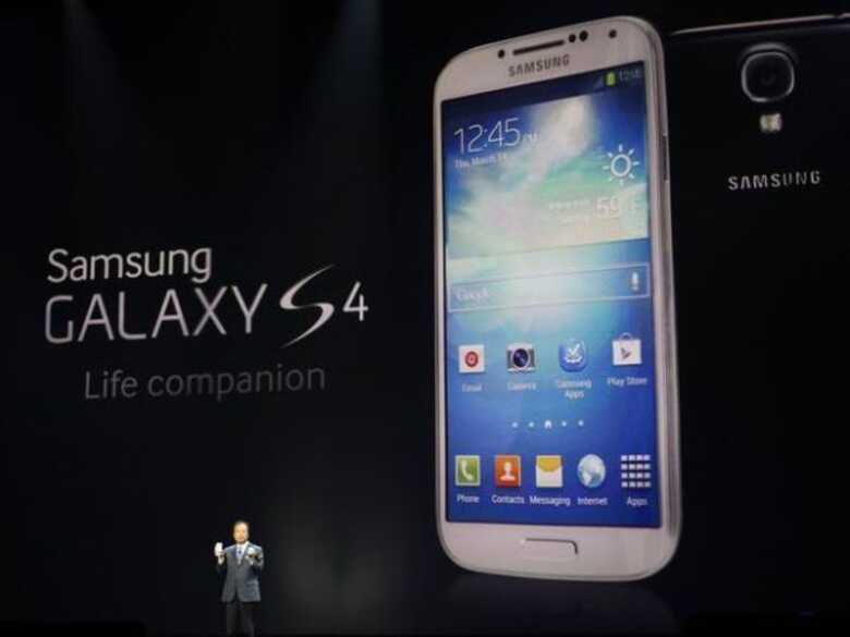O chefe da divisão de aparelhos móveis da Samsung, J. K. Shin, mostra o novo smartphone da companhia, o Galaxy S4.