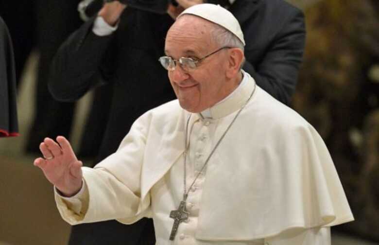Papa Francisco acena ao chegar ao encontro com jornalistas no Vaticano, neste sábado (16).