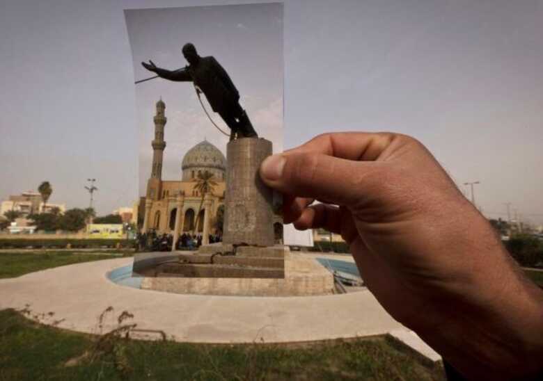 Foto mostra uma visão geral da Praça Firdous feita por Jerome Delay da estátua de Saddam Hussein sendo derrubada por forças dos EUA e iraquianos em 9 de abril de 2003.